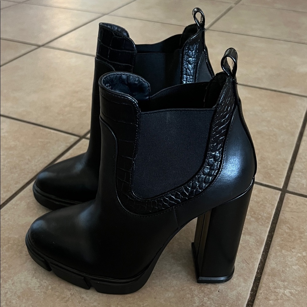 Like New! GB Gianni Bini Black Heeled Ankle Boots - Picture 3 of 9